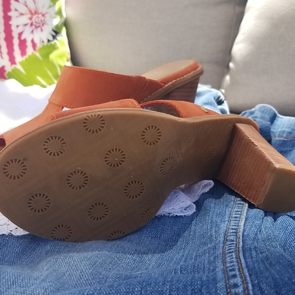 UGG CORAL SLIP ON HEELS - Picture 4 of 12
